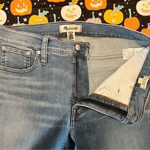 Mid-rise kick out jeans, size 30. Light wash.